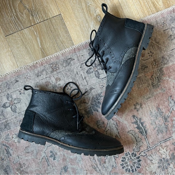 TOMS Men's Black Leather Wingtip Lace Up Brogue Boots with Vibram Soles - Picture 4 of 11